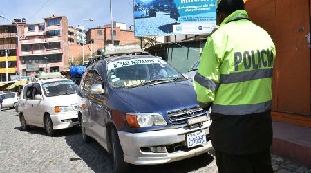 Policía retiene 783 vehículos en el primer día de...