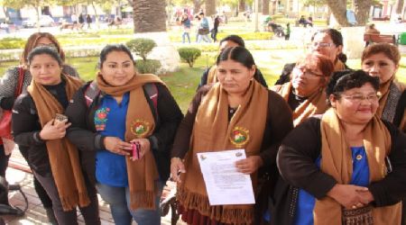 Denuncian que Evo anula a mujeres interculturales y...