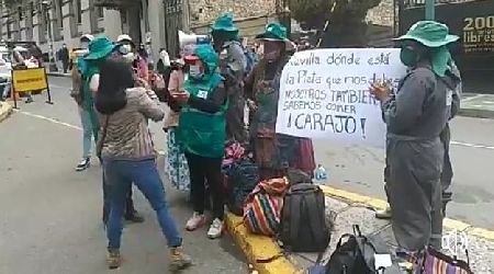 Trabajadores de La Paz Limpia bloquean el ingreso al...