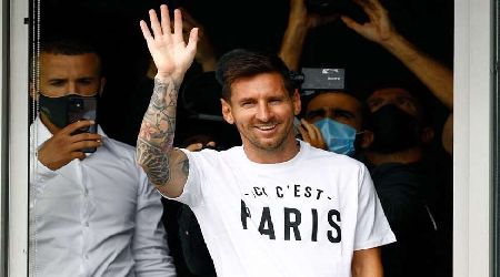 Lionel Messi aterrizó en París para firmar con el...