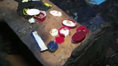 Sin policías, vecinos hallan anillos y enseres de...