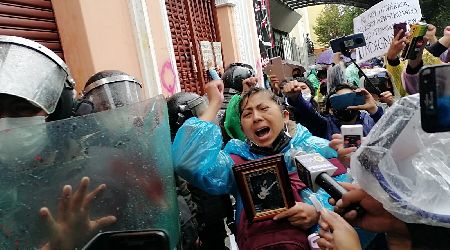 Con gritos, parcartas y pintura, marcha de mujeres expresa su indignación con la justicia