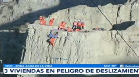  Evacúan a una familia por peligro de deslizamiento