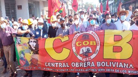 Arce encabeza marcha en Santa Cruz para iniciar celebraciones...